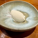 馳走西健一 - 焼津の海水を使った塩アイス　焼津の海水をふりかけて