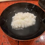 313043139 - 藤本さんの神径〆鱧の葛打ち。6時間酒蒸しした鱧の酒蒸し出汁　振り酢橘