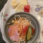 ジャコー - サラダ、フルーツ（バナナ、りんご、すいか）レモン
