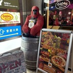 アメリカン＆メキシカンダイニング レポス - ビルの入り口　ゴリラがお迎え