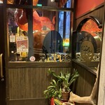 アメリカン＆メキシカンダイニング レポス - お店のドア前