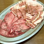 焼肉ふじ - ・国産麦豚 豚焼しゃぶ 1,080円/税込
・黒毛和牛 上タン 2,380円/税込
・豚バラカルビ ※サービス