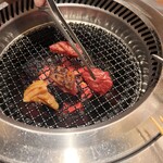 炭焼肉 石田屋。 - 上ミノ&ハラミ焼き中