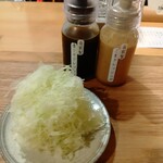 とんかつ 勝山 - 薄切りキャベツ