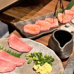 炭焼肉 石田屋。 - 半分以上食べたタン刺し&上塩タン