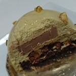 パティスリー ショコラトリー オーディネール - ピスタチオムースの中は濃厚クレームショコラやザクザク香り良いダックワーズ&プラリネ