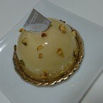 パティスリー ショコラトリー オーディネール - ツヤツヤ美しいドーム型ムースにナッツが散りばめられた、ピスターシュ480円