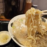 麺や 玄 - 縮れ感の確認の麺リフト