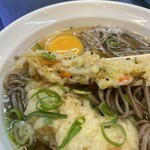 立喰うどん・そば　大和庵 - 分厚い、このかき揚げのファンです