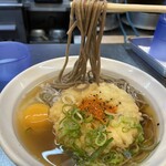 立喰うどん・そば　大和庵 - かき揚げは四つに割って出汁にしみ込ませててからいただくようにしてます
