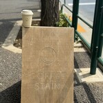 COFFEE STAIN - お店自体に看板はないけど、A看板はお店の前に。