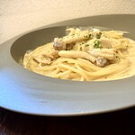 トラットリア アニモ - ランチパスタは、どれも美味しい！だから盛り付けが雑な日は…もの悲しい。私は小狡く、雑な箇所をフキフキ等してしまうが、提供時は当写真より少し配慮のない盛り付け。お忙しいとはいえ、もったいないと思う。