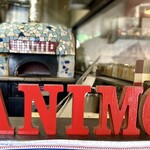 トラットリア アニモ - 会計時に撮影したピザ窯。お昼ごはんに本格的なピザをお得に食べられる点を私は評価したい。