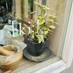 汽 - キレイな小川沿いで期待が高まる待ち時間！