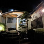 本家鮪屋 - 玄関口　左側はワンちゃんと一緒に食事できる棟