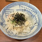 萬国屋 - 熱々の鯛出汁をご飯にかけた鯛茶漬けで3杯目。