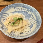 萬国屋 - 鯛の刺身と一緒に2杯目～胡麻だれをタップリとつけた鯛の刺身を乗せます。