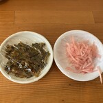 東龍軒 - サービス小皿で高菜と紅しょうがもらう