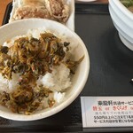 東龍軒 - 高菜をご飯の上にえぃっ！（またサービス券もろた）
