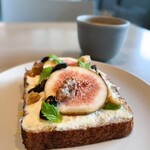 YARD Coffee House - イチジクとリコッタチーズ、くるみ、蜂蜜のタルティーヌ