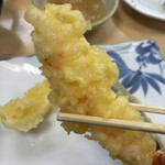 活魚料理 びんび家 - 天ぷらのエビ。プリプリででかいです。