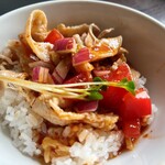 麺屋　たか - ライスに刻み玉ねぎ、トマト、豚バラ肉を乗せてスープをかければ言うことなし