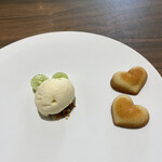 kitchen俊貴 - 自家製バニラアイス(シャインマスカット)とフィナンシェ