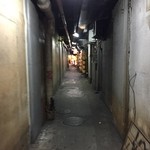 とうてつへの道。ガード下の細い道を歩いて行く。ここで普通の人はサプライズ！