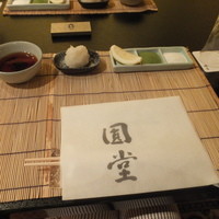 京都祇園 天ぷら八坂圓堂 - 2014年8月：個室に入ると既にテーブルセッティングがされていました