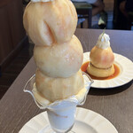 THE KASUGA - 手前　桃の女王　奥　桃プリン