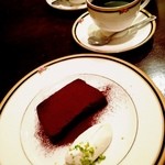 カフェ・ラ・バスティーユ - チョコレートのテリーヌ☆
チョコレートそのままみたいな濃厚なケーキ(*´∇｀*)