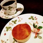 カフェ・ラ・バスティーユ - 焼きチーズケーキ☆
しっかり生地のベイクドタイプのチーズケーキ♪
セットのコーヒーはケアブレンド(´∀｀)