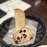 ベーカリー&レストラン 沢村 新宿 - このレーズンのパンさいこー