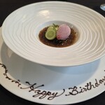 ラヴィス・ヴィラ・スイート - 誕生日メッセージ入りの、ピスタチオのクレームブリュレ、カシスシャーベットとシャインマスカット