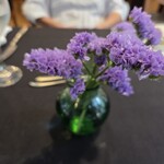 ラヴィス・ヴィラ・スイート - テーブルには生花