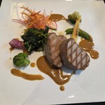 ラヴィス・ヴィラ・スイート - 豚ヒレ肉の低温調理、季節の野菜添え