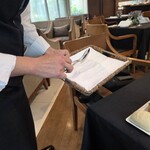 ラヴィス・ヴィラ・スイート - ギャルソンによる、パンのサーブ