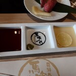 飛騨牛一頭家 馬喰一代 - ◯タレ
皿には醤油ダレ、ミル挽き岩塩用のワサビ
レモンのスライスの入った塩ダレ
が入ってた

醤油ダレは
甘みにシッカリ感はあるものの

フルーツの爽やかさと、醤油の味わいも立っている