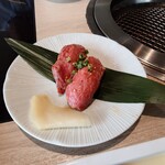 飛騨牛一頭家 馬喰一代 - ◯飛騨牛寿司
ほんのりと加熱されてる感じの飛騨牛が
酢飯に載っていて、タレが塗られていた