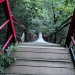 はやぶさ食堂 - 滝に行く途中の吊り橋(金属とコンクリートの階段からできているので、結構安心して渡れます。