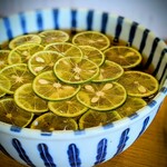 食菜　かま田 - 絶品の「すだち冷かけそば」酢橘をこんな贅沢に美しく使ったお蕎麦は珍しいですよね。冷かけのオツユは、透き通って染み渡る様な美味しさです。