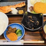 掬び家 - 鮭の味噌漬け焼き定食、コロッケ、ひじき煮、おしんこ、味噌汁付