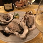 イル・ボッカローネ - 大粒の岩ガキにスパークリングワインは最高