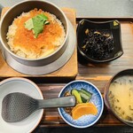 掬び家 - 鮭とイクラの親子釜飯