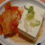 麗華 - お新香代わりの冷奴とキムチ