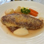 西洋肉料理 岡 - ハンバーグ自家製マヨネーズ和え　1,300円(税込)  ※付け合わせの、野菜も良かった　※キャベツはカレー味、ポテトはホクホク