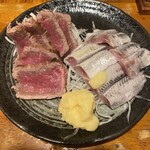 立ち飲み七助 - 牛タタキ350円とイワシ刺350円