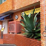 狛犬 hug me - 雨が降っても大盛況。知られてきましたね。