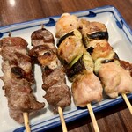 焼鳥日高 - 料理写真:「ねぎま（塩）2本」290円「かしら（塩）2本」290円也。税込。