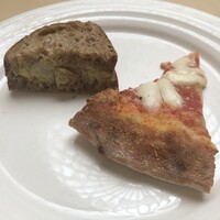 カシュカシュ - 焼きたてピザとエビとアボカドのサンド